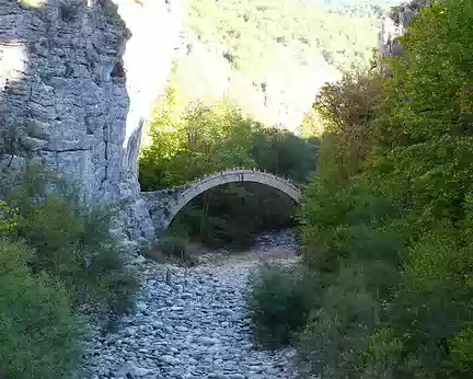 DSC00280 Pont sur la riviere Vikakis, aux abords de Vikos